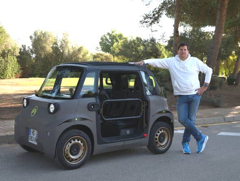 Hayo Lücke von inside digital neben dem Citroen Ami Buggy.