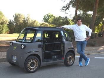 Hayo Lücke von inside digital neben dem Citroen Ami Buggy.