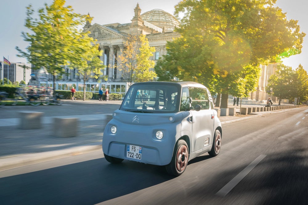 Citroën Ami fährt über eine Straße in Berlin.