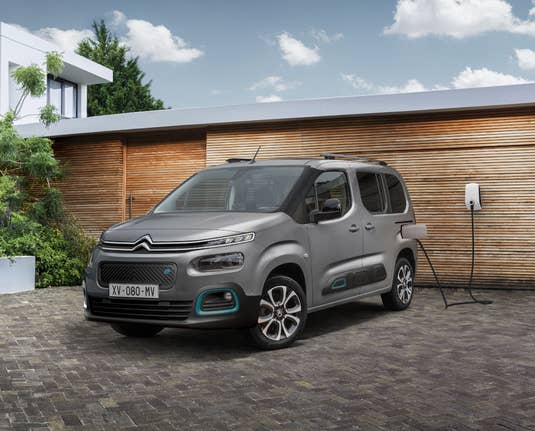 Citroën ë-Berlingo an einer Ladesäule geparkt