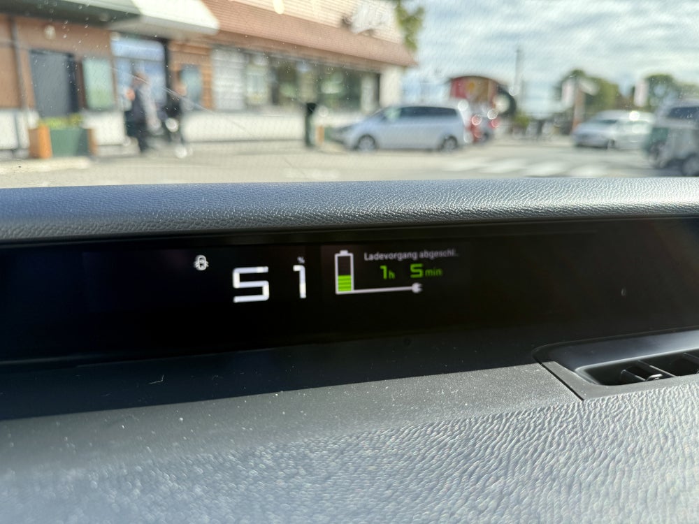 Info-Display unter der Windschutzscheibe im Citroën e-C3 Aircross.