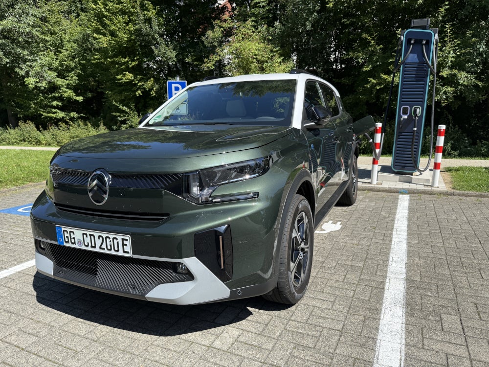 Citroën e-C3 Aircross in der seitlichen Frontansicht.