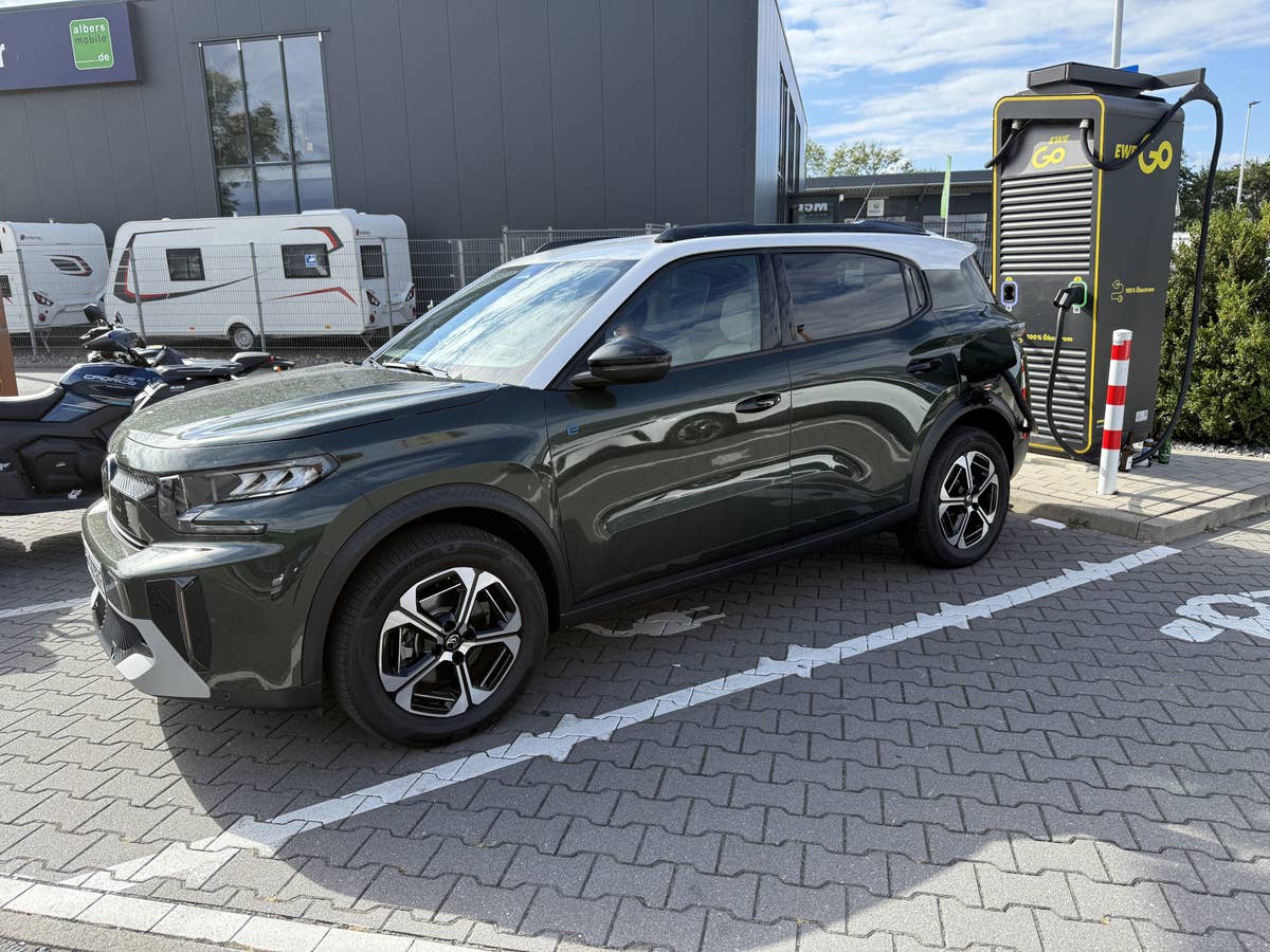 Citroën e-C3 Aircross im Test an einer Ladesäule geparkt.