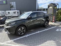Citroën e-C3 Aircross im Test an einer Ladesäule Citroën e-C3 Aircross im Test an einer Ladesäule geparkt.