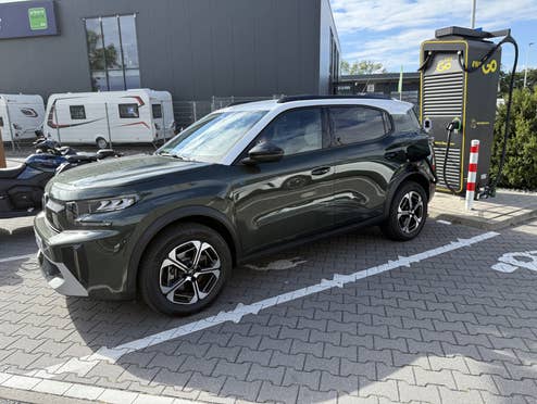 Citroën e-C3 Aircross im Test an einer Ladesäule Citroën e-C3 Aircross im Test an einer Ladesäule geparkt.