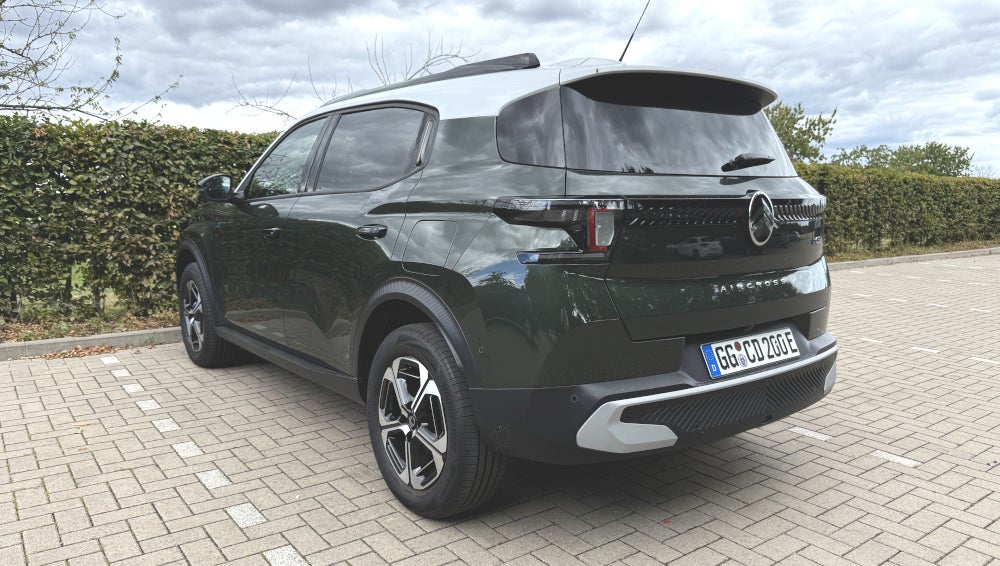 Seitliche Heckansicht des Citroën e-C3 Aircross.