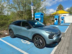 Citroen e-c4 Electric steht an einer Ladesäule.