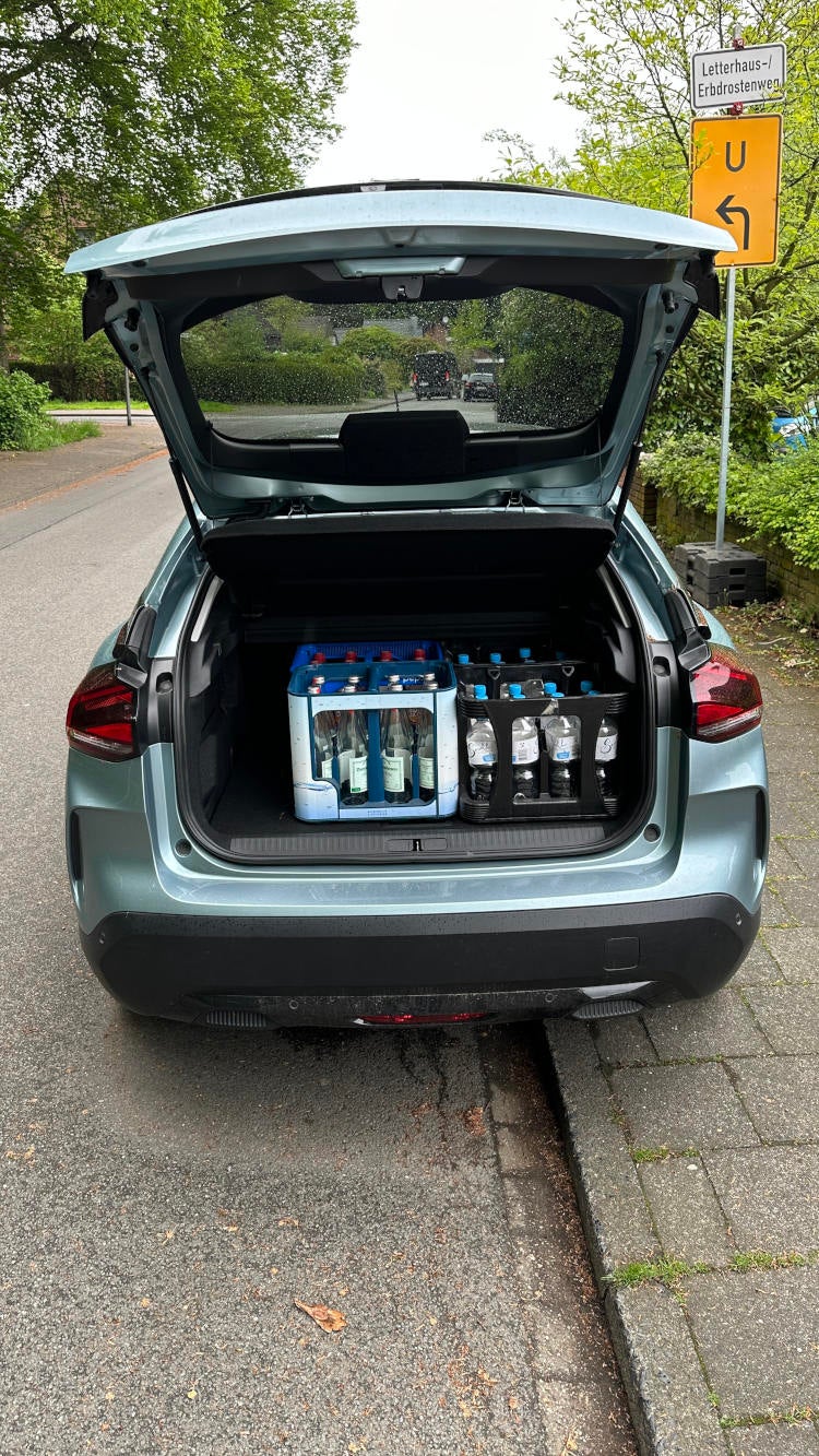 Vier Getränkekisten im Kofferraum es Citroën e-C4 Electric.