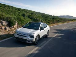 Citroën ë-C4 X: Neues Crossover-Modell mit polarisierendem Äußeren Citroën ë-C4 X: Neues Crossover-Modell mit polarisierendem Äußeren