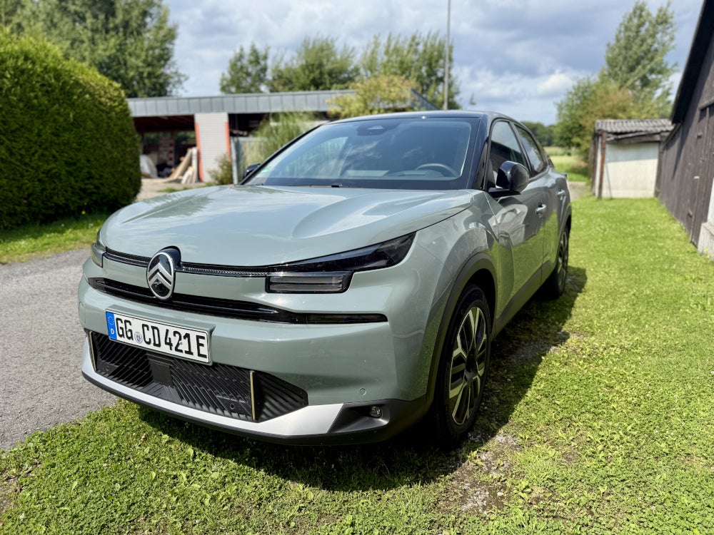Citroen e-C4 X in der Frontansicht.