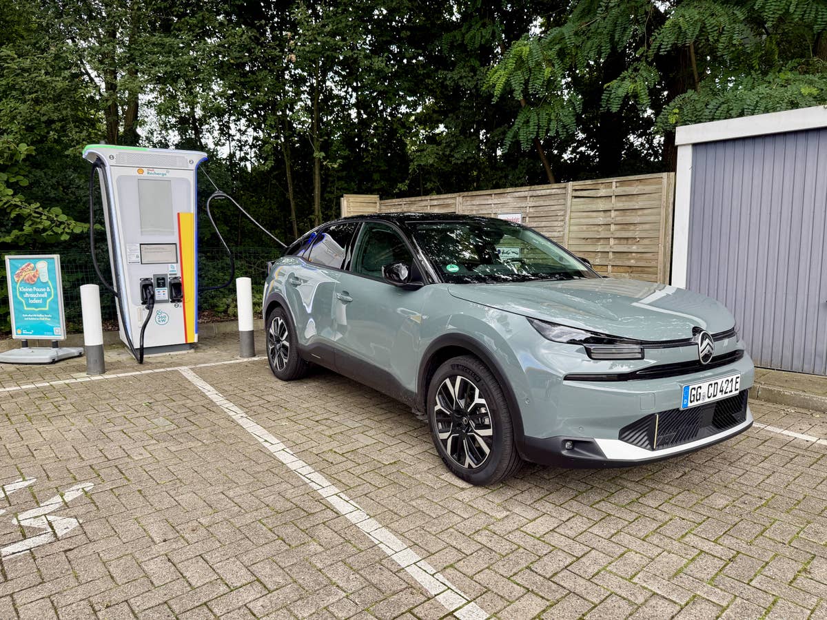 Citroën e-C4 X steht an einer Schnellladesäule von Shell.
