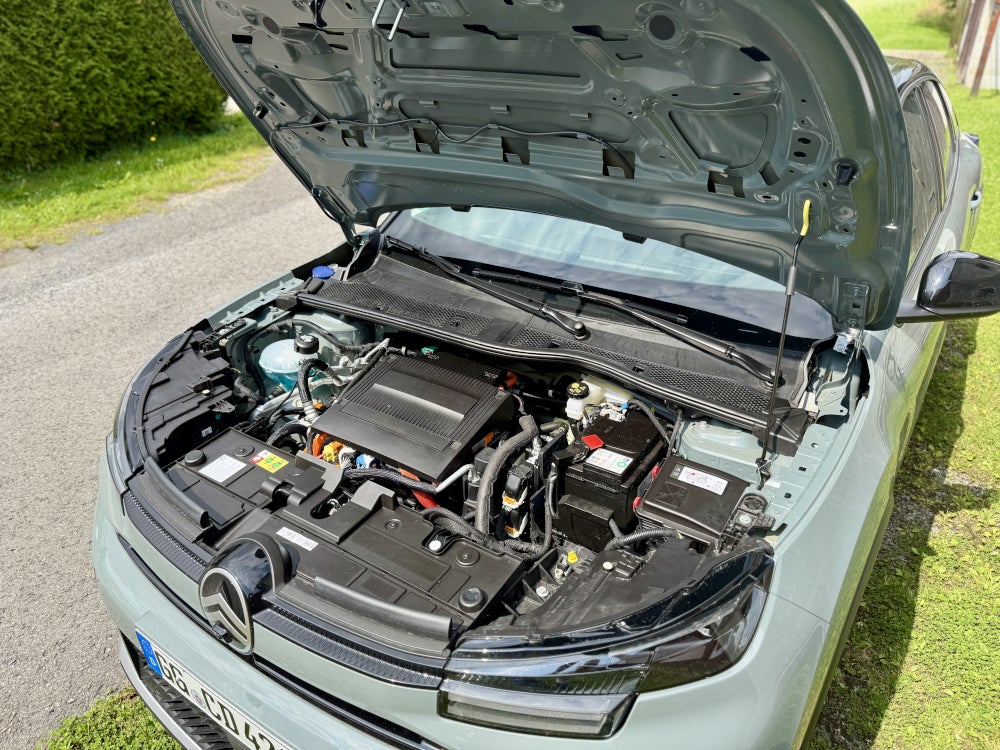 Citroen e-C4 X - Blick in den Motorraum.