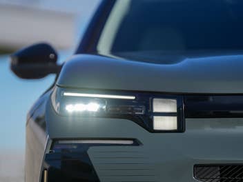 Citroën ë-C5 (2025) in der Frontansicht mit eingeschalteten Scheinwerfern.