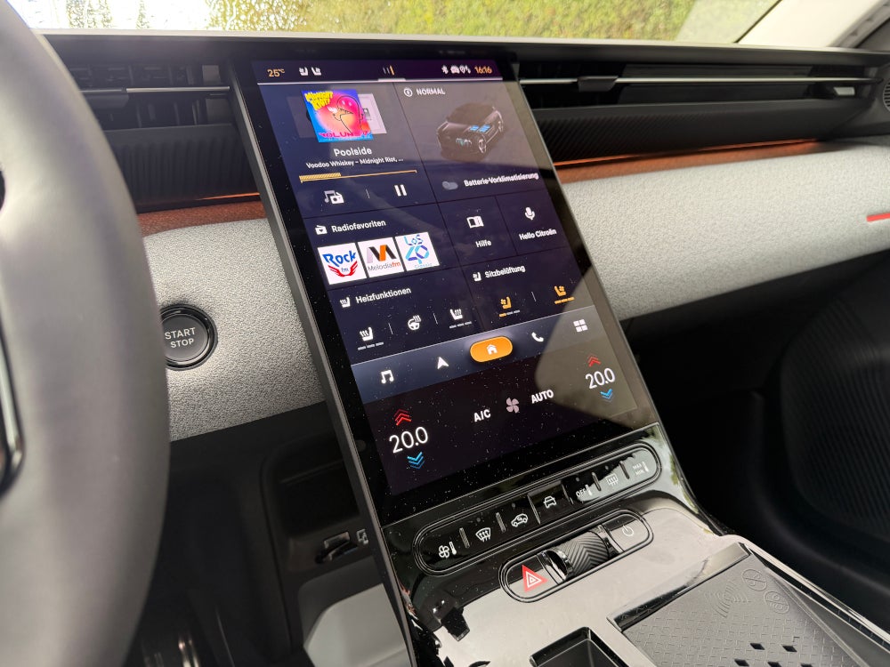Touchscreen im Citroen e-C5 Aircross.