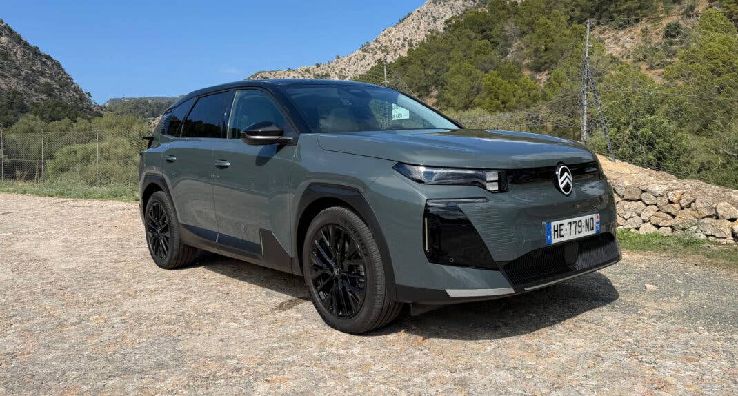 Citroen e-C5 Aircross seitliche Frontansicht.
