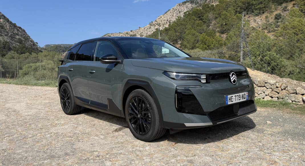 Citroen e-C5 Aircross in der seitlichen Frontansicht.