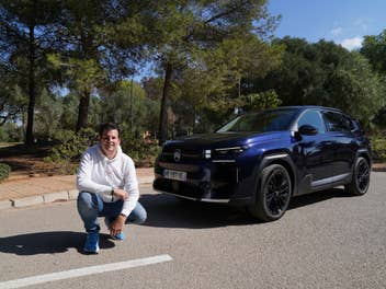 Hayo Lücke neben dem Citroën e-C5 Aircross.