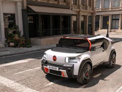 Citroën Oli: Anti-Protzkarre im Hummer-Design Citroën Oli fährt auf einer Straße.