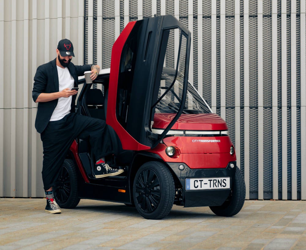 City Transformer parkt mit geöffneten Türen.