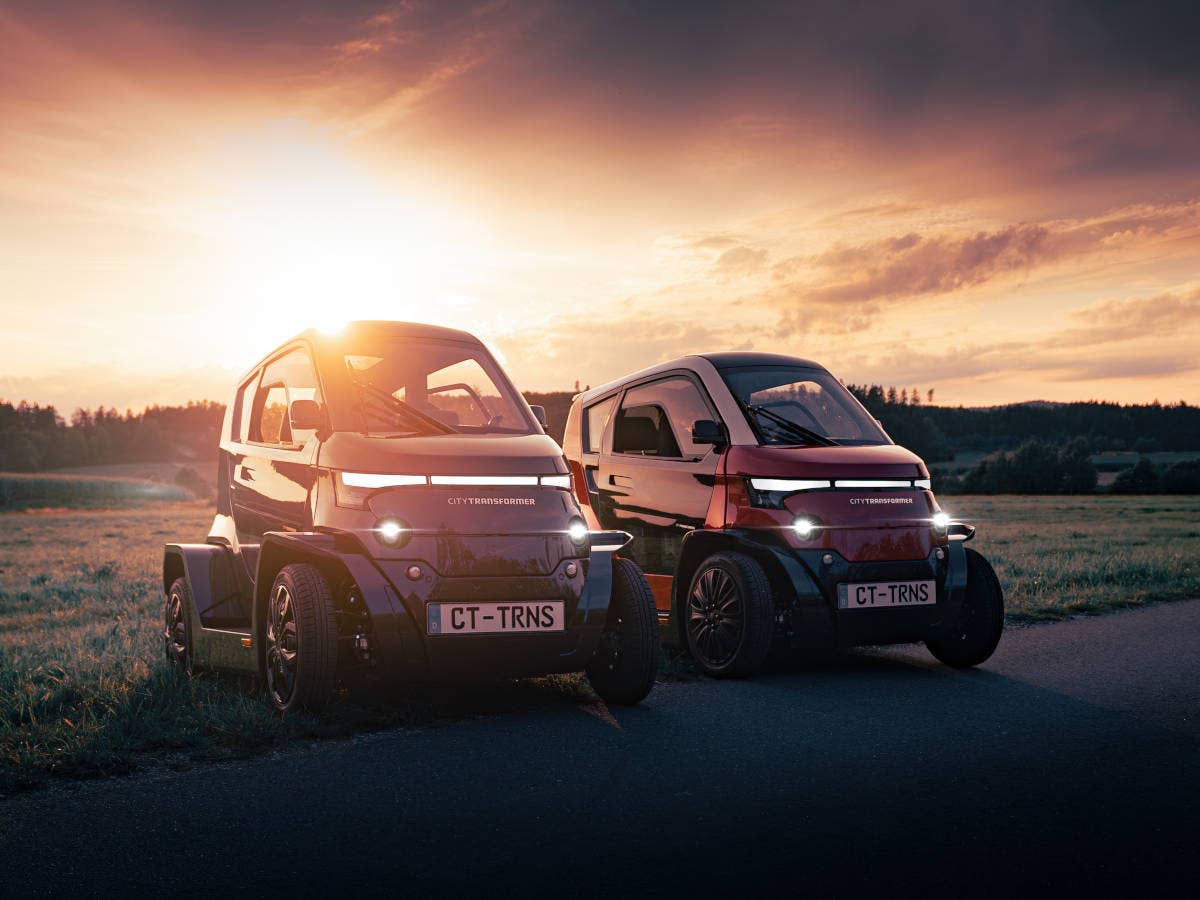 Zwei City Transformer stehen im Sonnenaufgang nebeneinander.