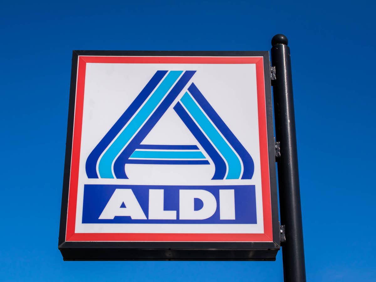 Aldi Logo an einem Straßenschild.