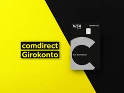 Visa-Debitkarte der comdirect vor schwarz-gelben-Hintergrund. Links daneben der Schriftzug comdirect Girokonto
