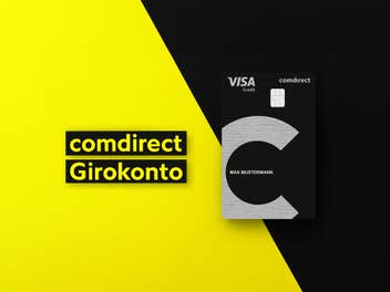 Visa-Debitkarte der comdirect vor schwarz-gelben-Hintergrund. Links daneben der Schriftzug comdirect Girokonto