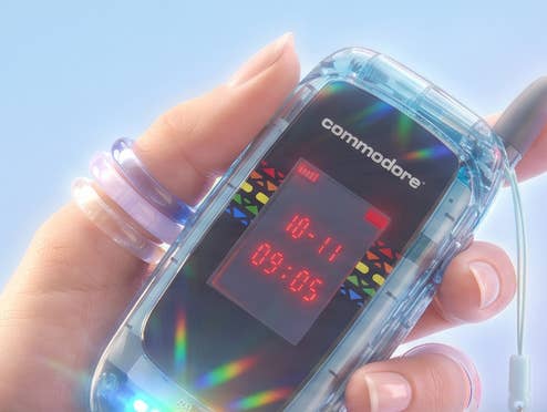Commodore Callback 8020 in der Hand einer Frau gehalten.