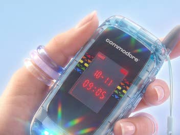 Commodore Callback 8020 in der Hand einer Frau gehalten.