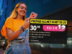 Im Huntergrund: Frau geht am Abend durch die Stadt. Vorne: Ein aktuelles congstar Tarif-Angebot als Screenshot