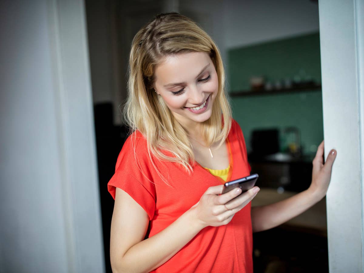 Eien Frau mit dem Handy in der Hand