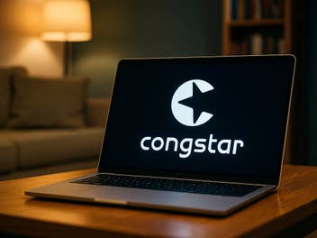 Congstar-Logo auf einem Notebook-Display in einem Wohnzimmer.