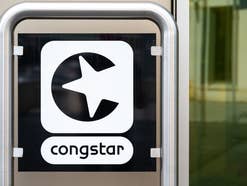 congstar-Logo auf einem Schild vor einer Häuserwand