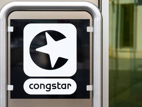 congstar-Logo auf einem Schild vor einer Häuserwand