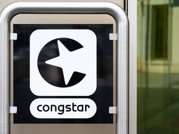 congstar-Logo auf einem Schild vor einer Häuserwand