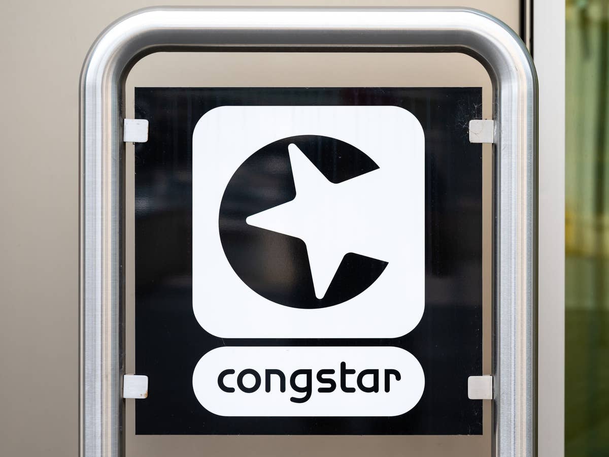 congstar-Logo vor einer Häuserwand