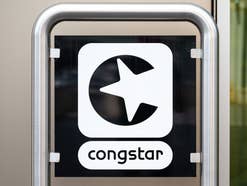 congstar-Logo vor einer Häuserwand