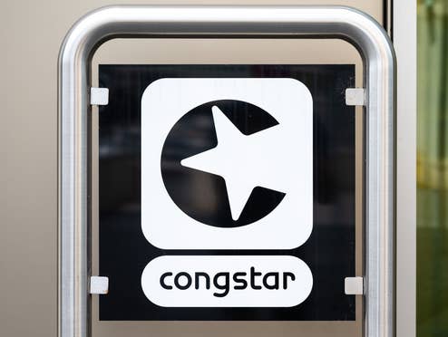 congstar-Logo vor einer Häuserwand