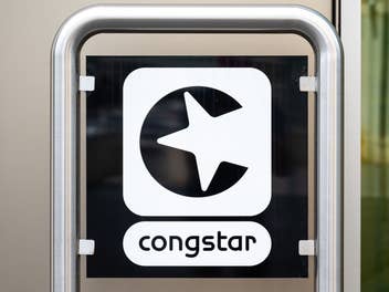 congstar-Logo vor einer Häuserwand