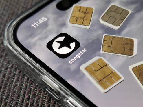 congstar-App auf einem Smartphone neben SIM-Karten.