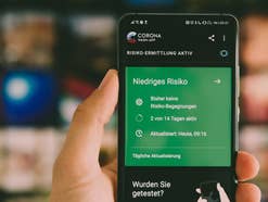 Corona-App der Bundesregierung auf einem Android-Smartphone