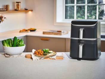 Cosori Turbo Tower Pro Heißluftfritteuse in einer Küche