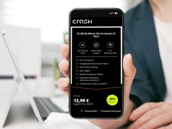 Person hält ein Handy in der Hand auf dem ein Angebot von Crash zu sehen ist.