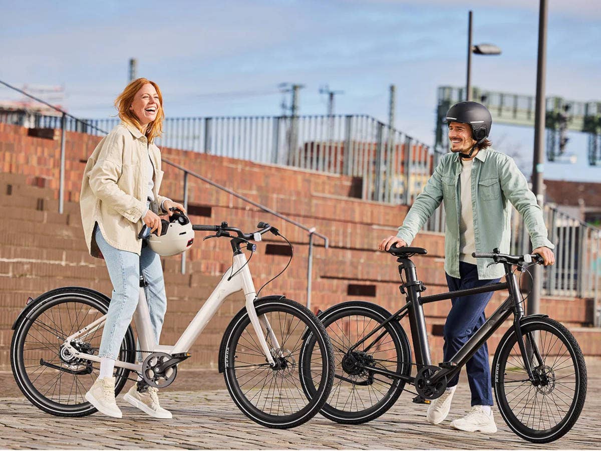 CRIVIT Urban E-Bike X und CRIVIT Urban E-Bike Y werden von einem Mann und einer Frau genutzt.