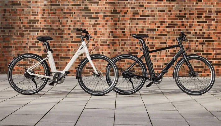 Crivit E-Bikes stehen nebeneinander.