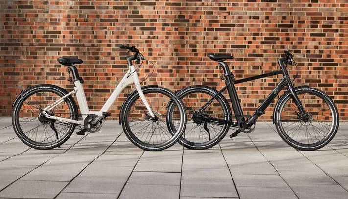 Crivit E-Bikes stehen nebeneinander.