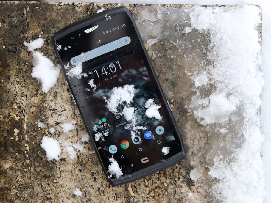 Crosscall Trekker-X4 von vorne mit Schnee auf dem Display.