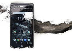 Crosscall Trekker-X4 von vorne mit eingeschaltetem, Display im Schnee
