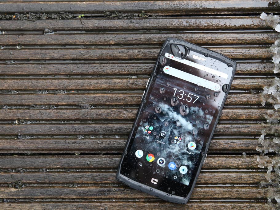 Das Crosscall Trekker-X4 mit Wasser auf dem Display.