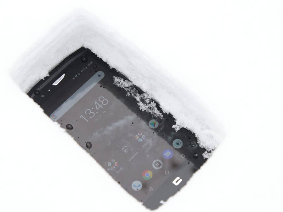 Im Schnee eingesunken: das Crosscall Trekker-X4